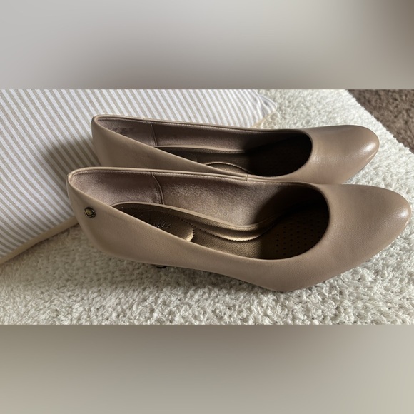 Life Stride Tan Heels Elegant Comfort - Picture 6 of 13
